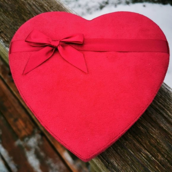 Laura Secord Heart Shaped Pink Velvet Chocolate Box with Bow - Picture 4 of 16